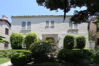 138-140 N Clark Dr in Beverly Hills, CA - Building Photo - Building Photo