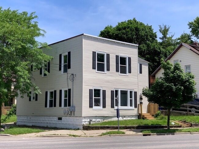 1029 Walker Ave NW in Grand Rapids, MI - Building Photo - Building Photo