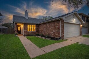 5726 Westminster Village Dr in Houston, TX - Building Photo