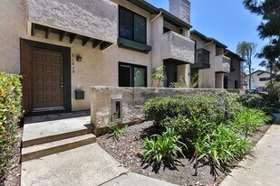 8750 Villa La Jolla Dr in San Diego, CA - Building Photo
