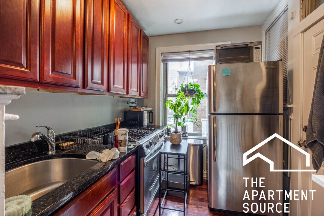 544 W Surf St, Unit 1E in Chicago, IL - Building Photo
