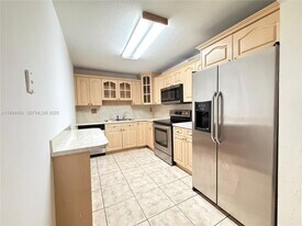 10000 NW 80th Ct in Hialeah Gardens, FL - Building Photo