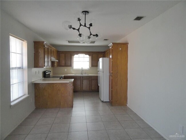 1305 Bugambilia Ave in Hidalgo, TX - Foto de edificio - Building Photo