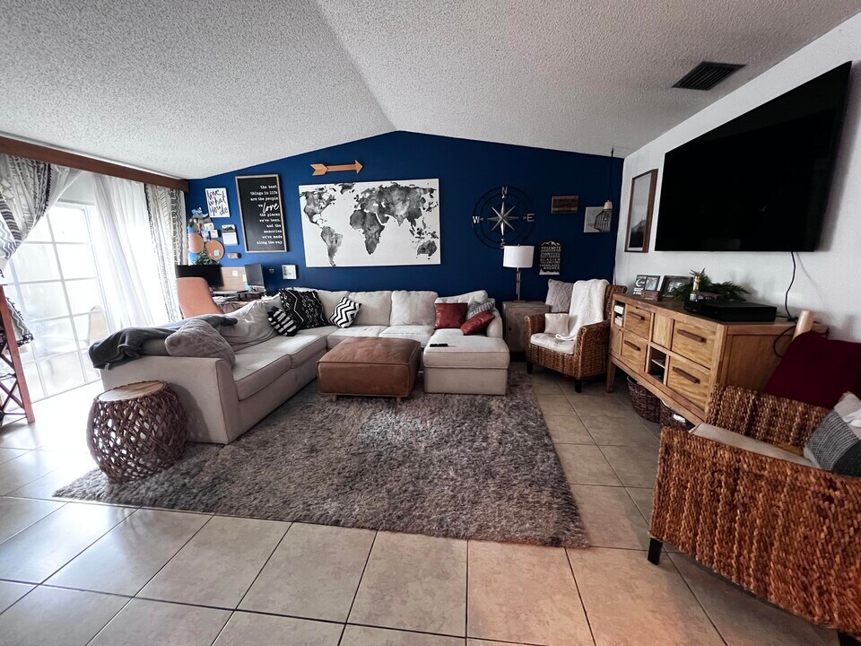 200 Sparrow Dr in Royal Palm Beach, FL - Building Photo