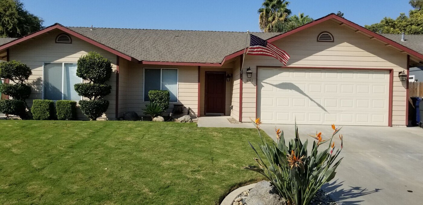 1881 S Irwin St in Tulare, CA - Building Photo
