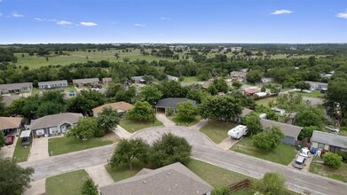 414 Sabrina Dr in Taylor, TX - Building Photo - Building Photo