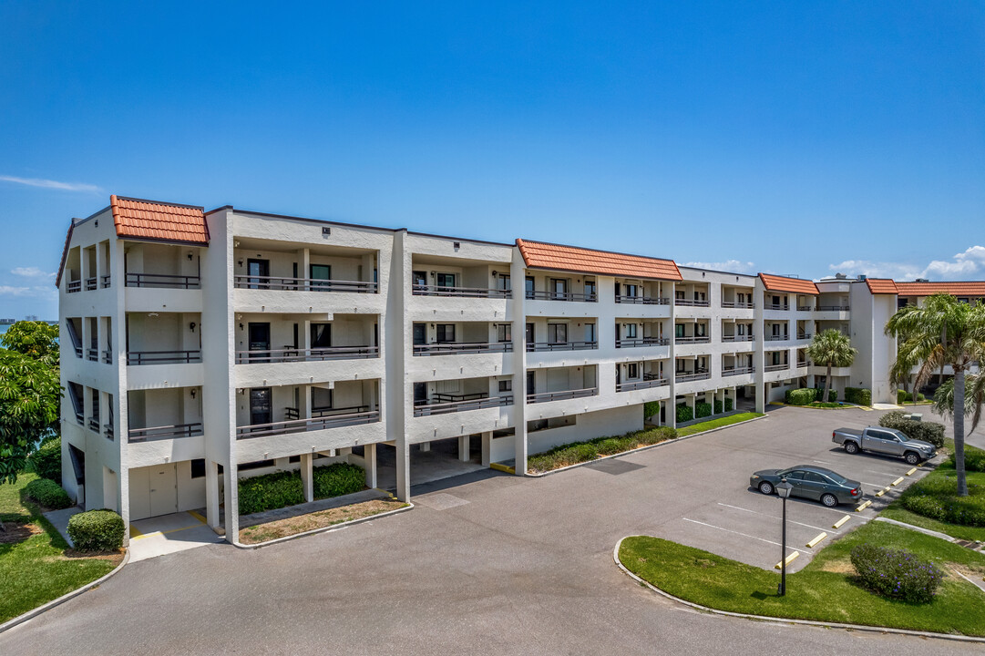 Village at Tierra Verde in St. Petersburg, FL - Foto de edificio