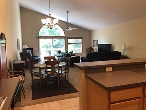 701 Cherokee Path, Unit 701 in Lake Mills, WI - Foto de edificio - Building Photo