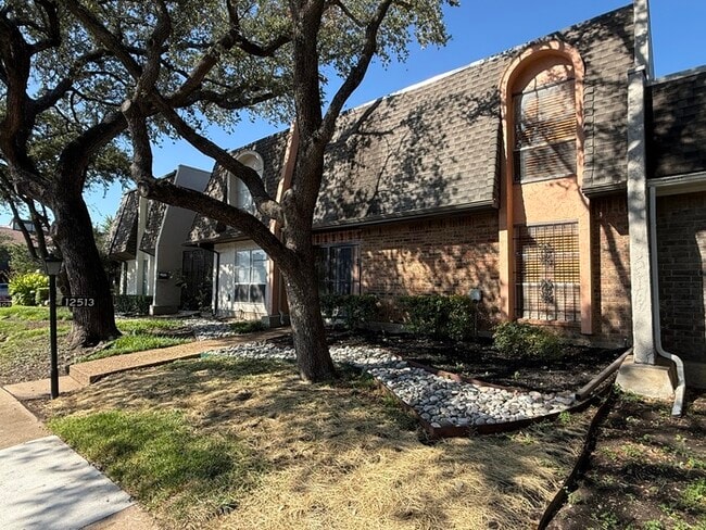 12513 Burninglog Ln in Dallas, TX - Building Photo - Building Photo