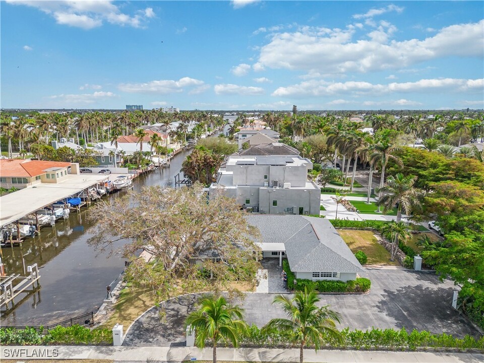 1499 3rd St S in Naples, FL - Building Photo