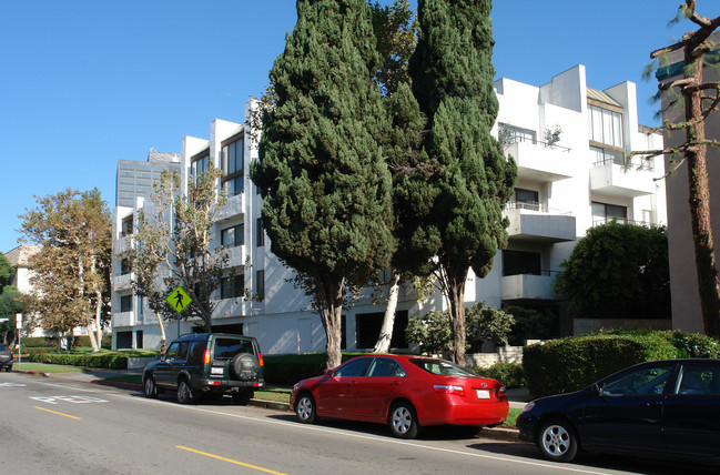 10990 Rochester Ave in Los Angeles, CA - Building Photo - Building Photo