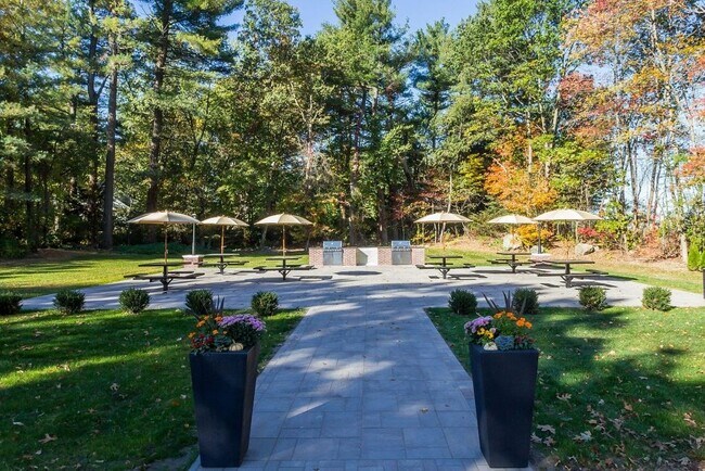 1 Stonehill Dr, Unit 2 in Stoneham, MA - Building Photo - Building Photo