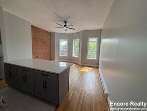 120 London St in Boston, MA - Foto de edificio - Building Photo