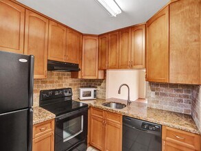 9330 Lagoon Pl, Unit 301 in Davie, FL - Building Photo - Building Photo