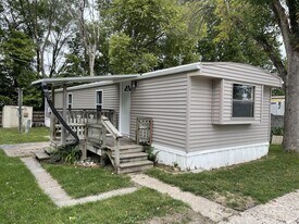 310 S 11th St in Adel, IA - Building Photo