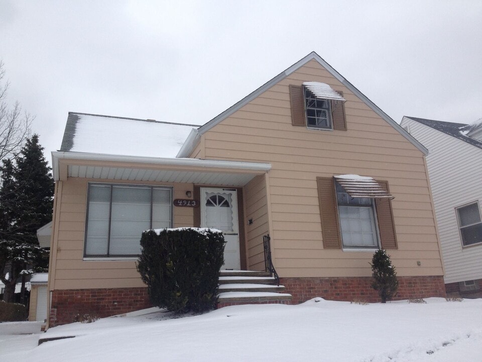 4913 E 86th St in Garfield Heights, OH - Foto de edificio