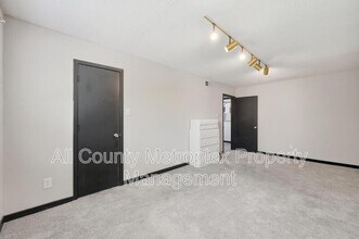 7031 Holly Hill Dr in Dallas, TX - Foto de edificio - Building Photo