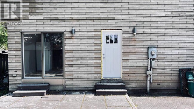 82 Sanford St in Barrie, ON - Building Photo - Building Photo