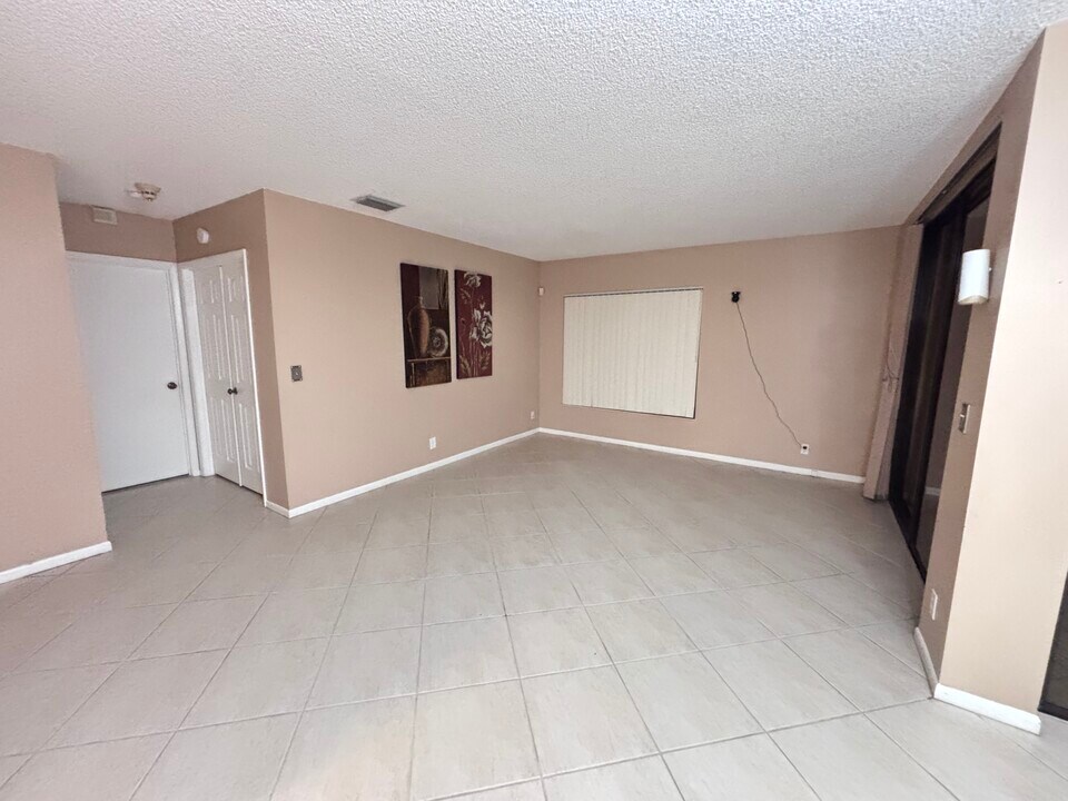 4527 Carambola Cir S, Unit 4527 in Coconut Creek, FL - Building Photo