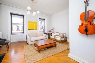 323 York St in Jersey City, NJ - Building Photo