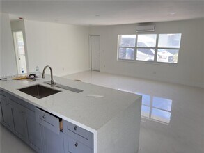 2191 NE 167th St in North Miami Beach, FL - Building Photo - Building Photo