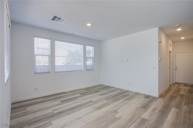 property at 2527 Venetia Pointe St