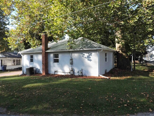 408 W Hilltop Ln in Silver Lake, IN - Building Photo - Building Photo