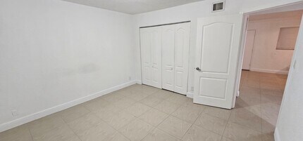 110 SE 2nd St in Hallandale Beach, FL - Foto de edificio - Building Photo