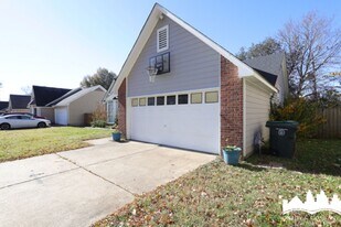 2573 Laurelcrest Dr in Memphis, TN - Building Photo