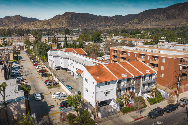 Astoria Oaks Apartments in Sylmar, CA - Building Photo - Building Photo