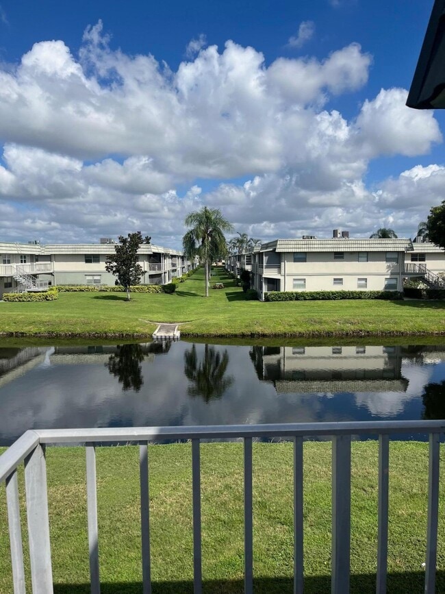 384 Saxony Trail in Delray Beach, FL - Building Photo - Building Photo