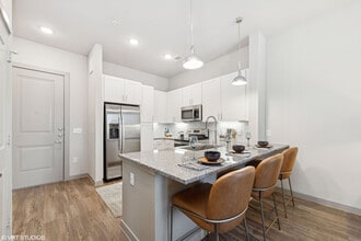 Ennova Highlands in Arlington, TX - Foto de edificio - Building Photo