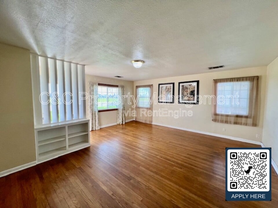 1720 Cherry Ave in Sanger, CA - Building Photo