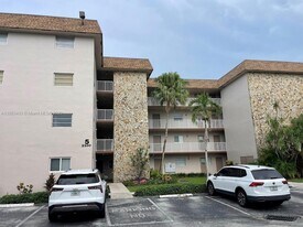 2500 SW 81st Ave in Davie, FL - Building Photo