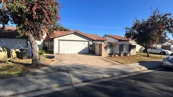 2109 Sharon Way in Modesto, CA - Building Photo