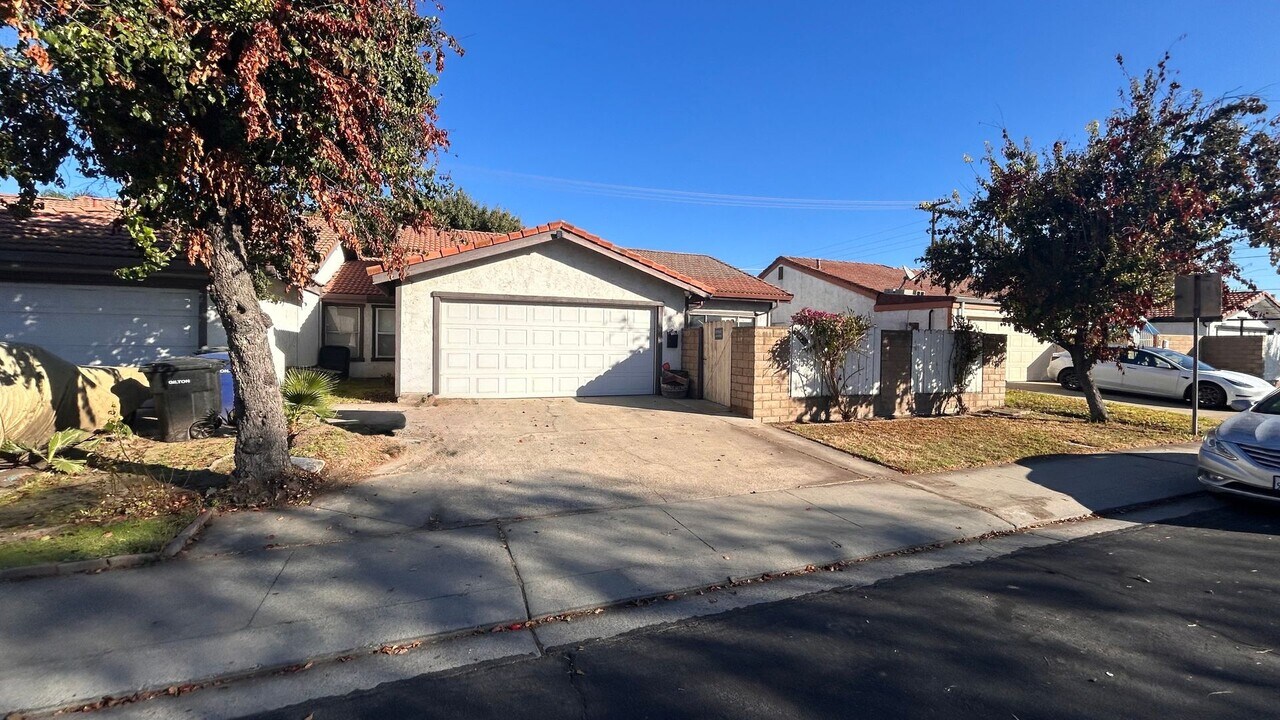 2109 Sharon Way in Modesto, CA - Building Photo