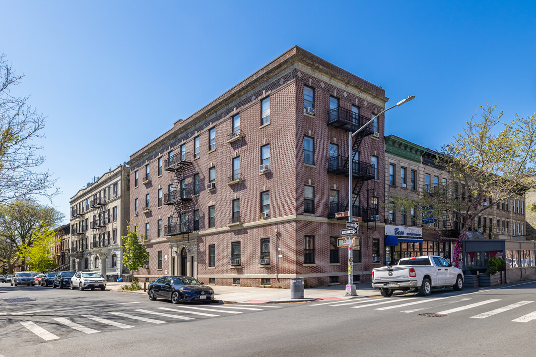 372 Lewis Ave in Brooklyn, NY - Building Photo