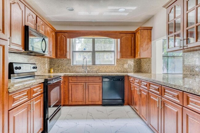 101 Fairways Ln in Royal Palm Beach, FL - Building Photo - Building Photo