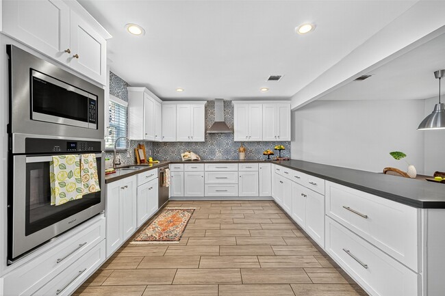 property at 818 Silvergate Dr