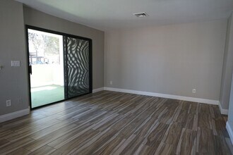 4884 Nara Vista Way in Las Vegas, NV - Foto de edificio - Building Photo