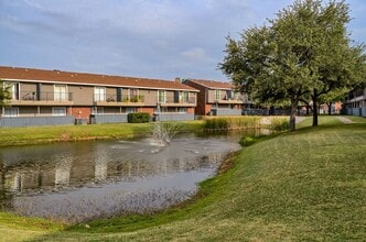 Oak Tree Village in Lewisville, TX - Foto de edificio - Building Photo