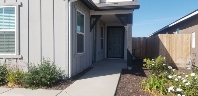 375 Castellana St in Los Banos, CA - Building Photo - Building Photo