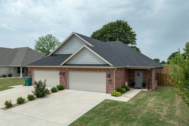 Bradford Duplexes in Tontitown, AR - Building Photo - Building Photo