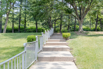 Vista at Hillside Gardens in Keasbey, NJ - Building Photo - Building Photo