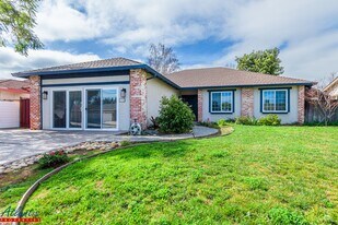 455 Liquidambar Way in Sunnyvale, CA - Building Photo