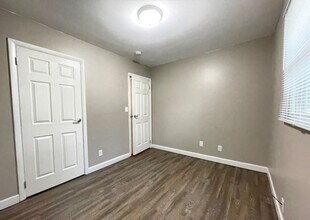 1433 Dillon Dr in Normal, IL - Building Photo - Building Photo