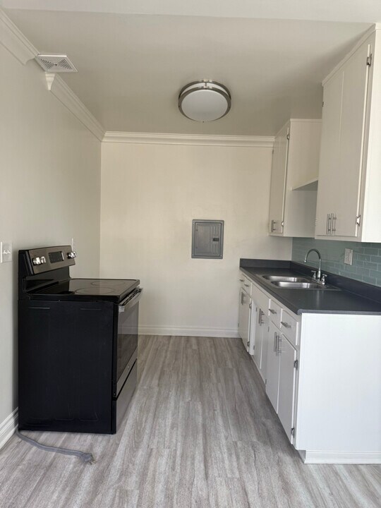 8801 Owensmouth Ave in Los Angeles, CA - Building Photo