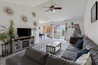 204 Dublin Ln in Schaumburg, IL - Building Photo - Building Photo