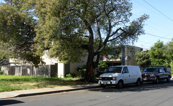 1584 Regent St in Redwood City, CA - Building Photo - Building Photo