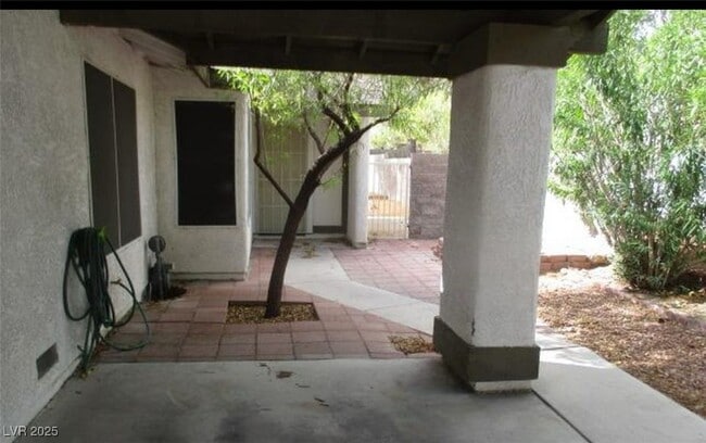 6695 Flora Dr in Las Vegas, NV - Building Photo - Building Photo